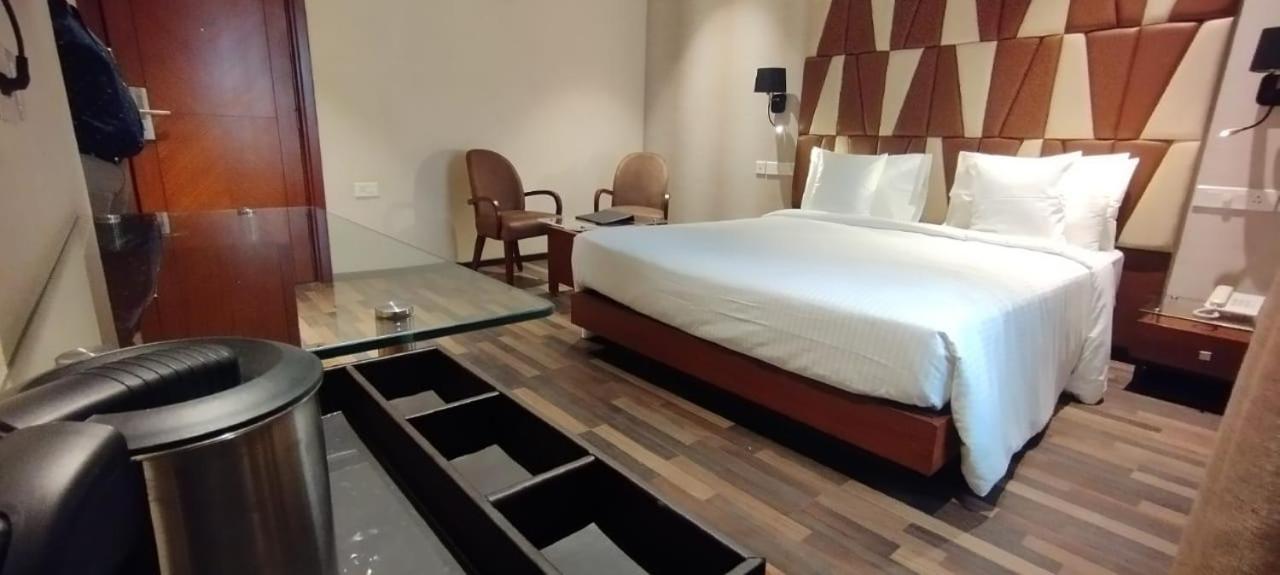 Adiva Residency Beacon, Grant Road, Mumbai Hotel ภายนอก รูปภาพ